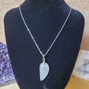 Collier pendentif aile d’ange pierre naturelle